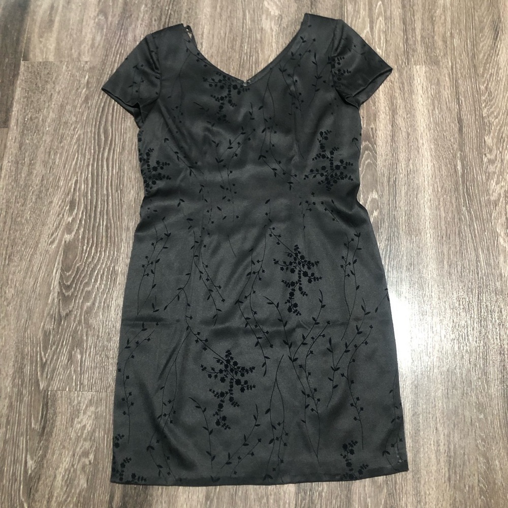 Donna Ricco Black Satin Floral Sheath Dress Sz 10 Cap Sleeve VNeck Shoulder Pads